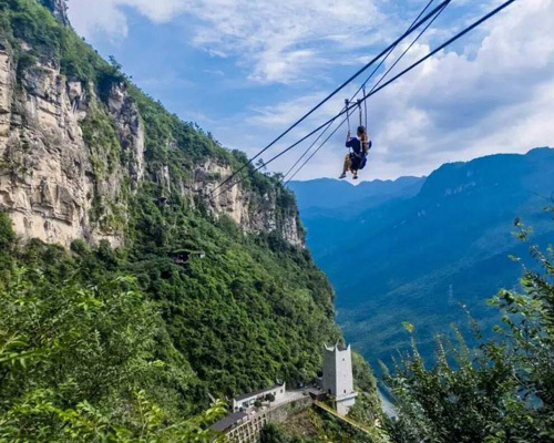 厂家为景区挑选管轨式滑索线路线需要考虑哪几点？