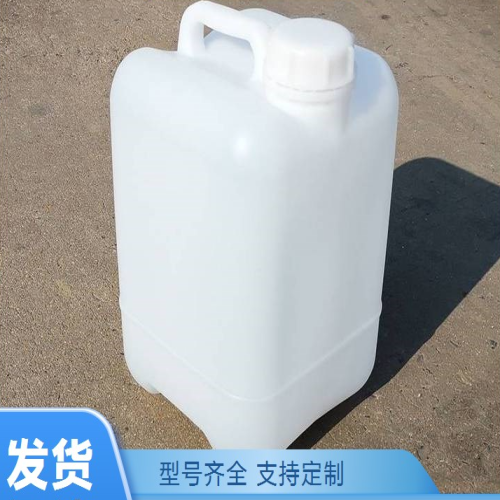 白色塑料桶